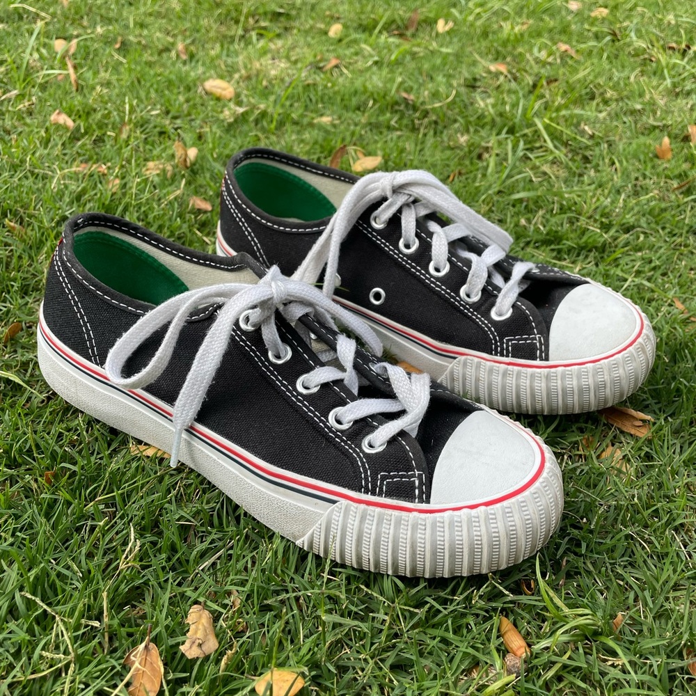 Low Top Black and White P.F. Flyers Women’s 7. Men’s 5.5